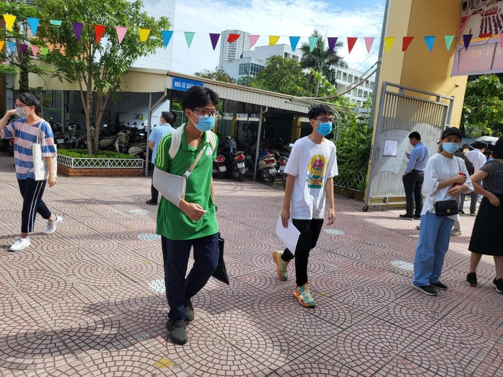 Thí sinh Đức Minh cùng em Hiếu đến điểm thi sáng 17/6.
