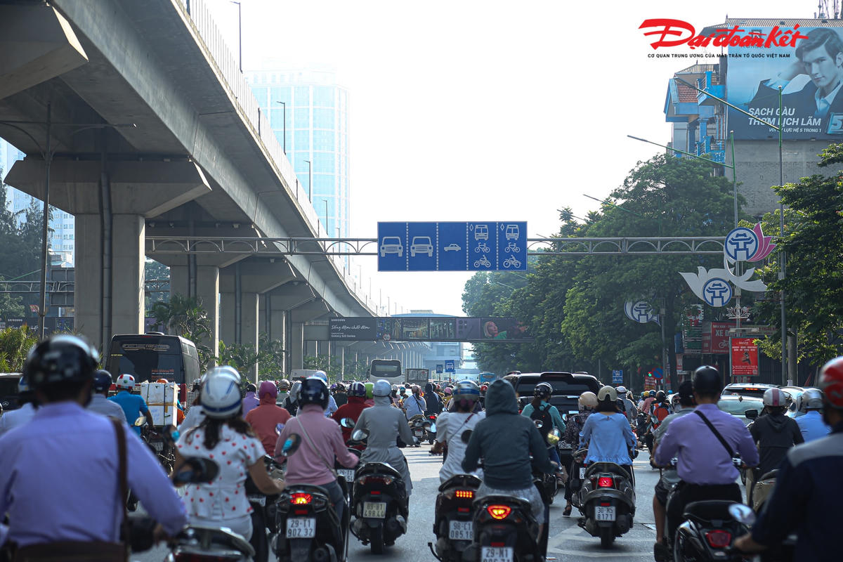 Anh Nguyễn Văn Hải, trú tại quận Thanh Xuân chia sẻ: “Tôi thường xuyên phải di chuyển qua tuyến đường này nên việc thí điểm tách làn, dựng rào cứng tại tuyến đường này tôi nắm khá rõ. Nhưng khi nhìn tận mắt, tôi thấy khá bất ngờ.Các đoạn rào cứng khá ngắn, nên việc thay đổi thói quen di chuyển của người dân rất khó”.