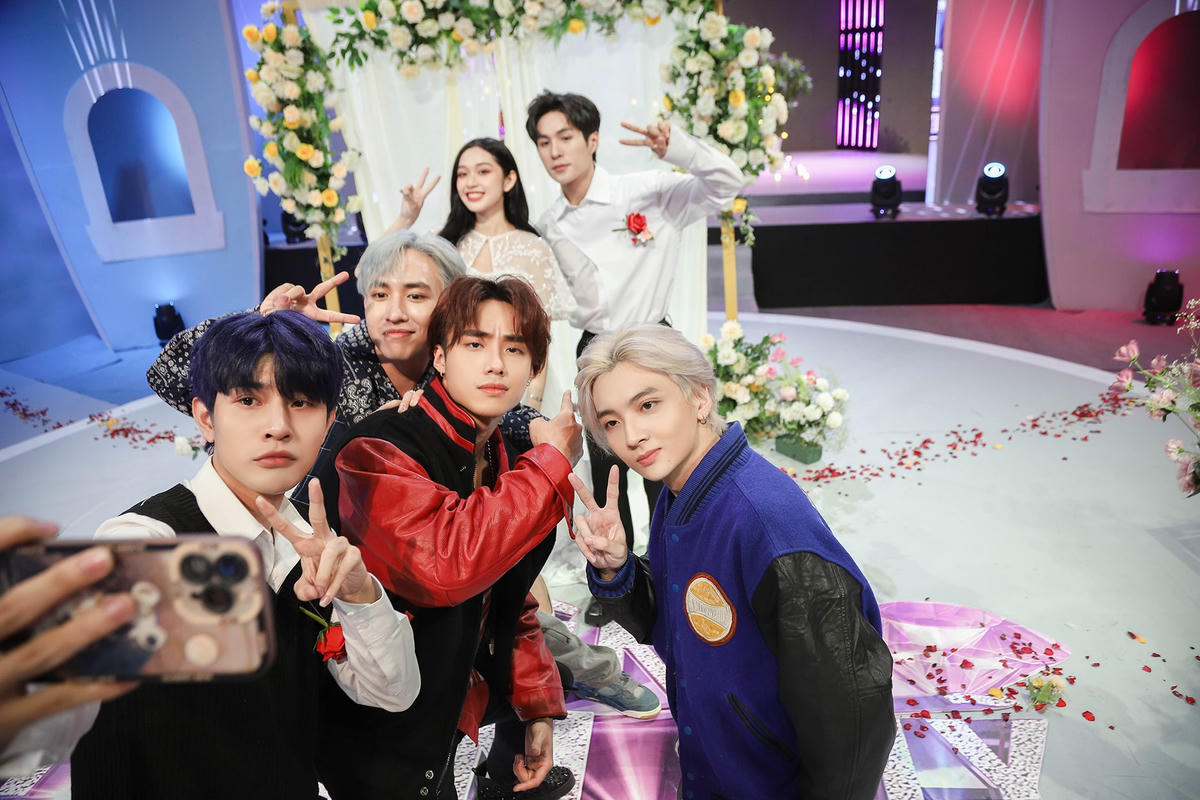 Dàn 'anh em ghế nóng' Tỏ tình hoàn mỹ vô cùng vui mừng cho Otis. Ảnh: Perfect Universe.  