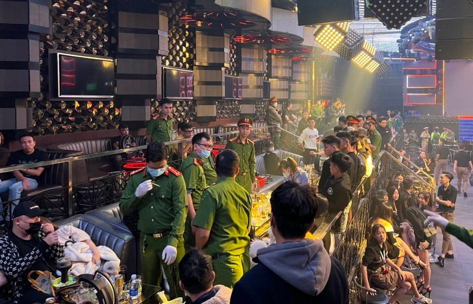 Công an kiểm tra hành chính bên trong vũ trường New Phương Đông lúc 0h ngày 31/1/2023.