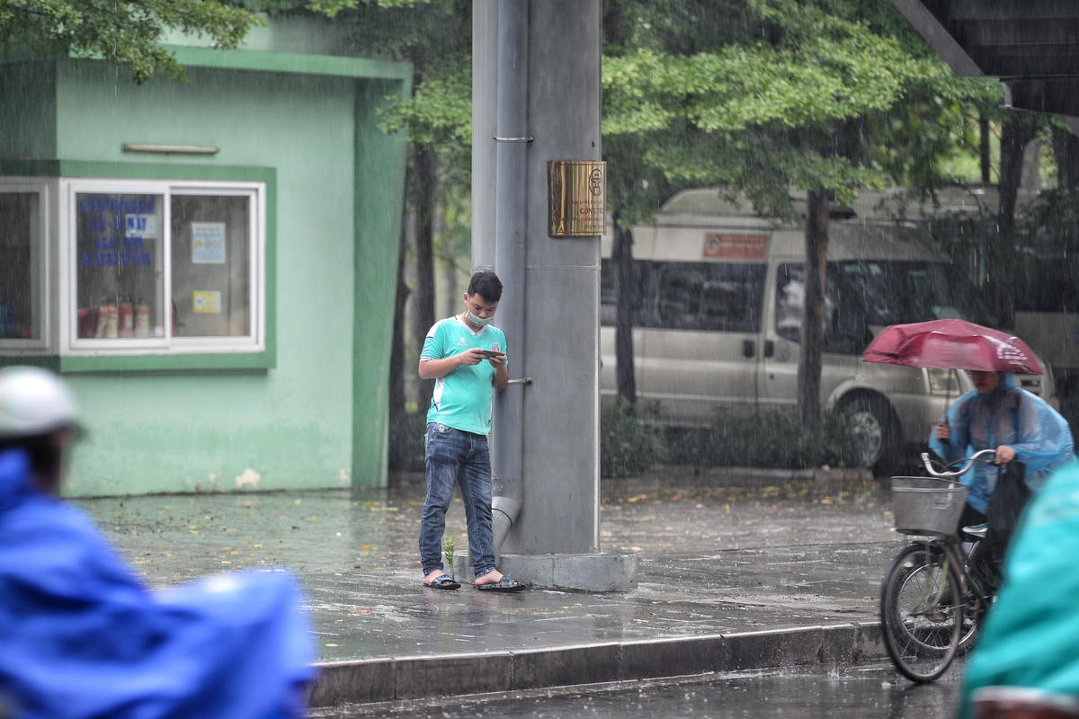 Nhiều người tìm chỗ trú dưới các gầm cầu vượt.