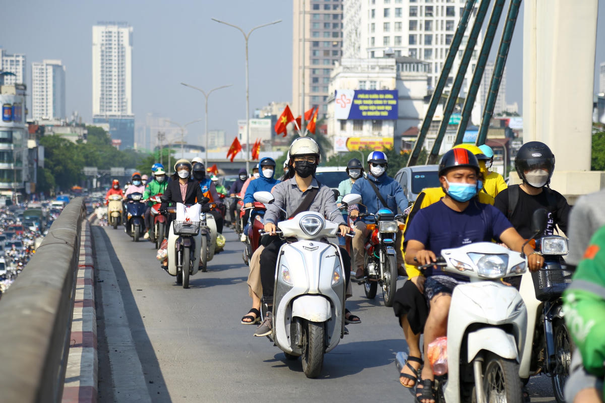 Tại nhiều tuyến đường khác tại Hà Nội cũng trong tình trạng tương tự, lượng phương tiện đông đúc ùn ứ kéo dài.