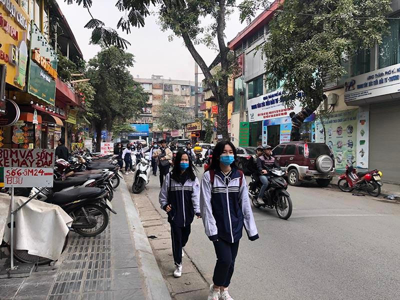 Sử dụng vỉa hè nhưng vẫn phải dành phần đường cho người đi bộ.