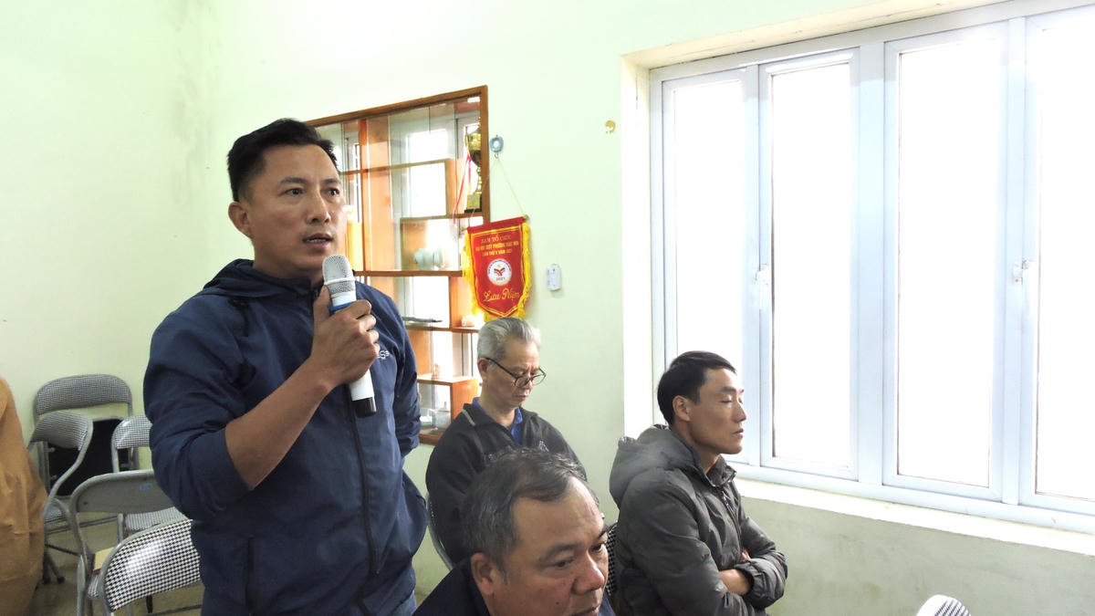 Cử tri Hoàng Văn Bảo bức xúc vấn đề ô nhiễm không khí làm ảnh hưởng tới việc kinh doanh của người dân. Ảnh: Toán Nguyễn.
