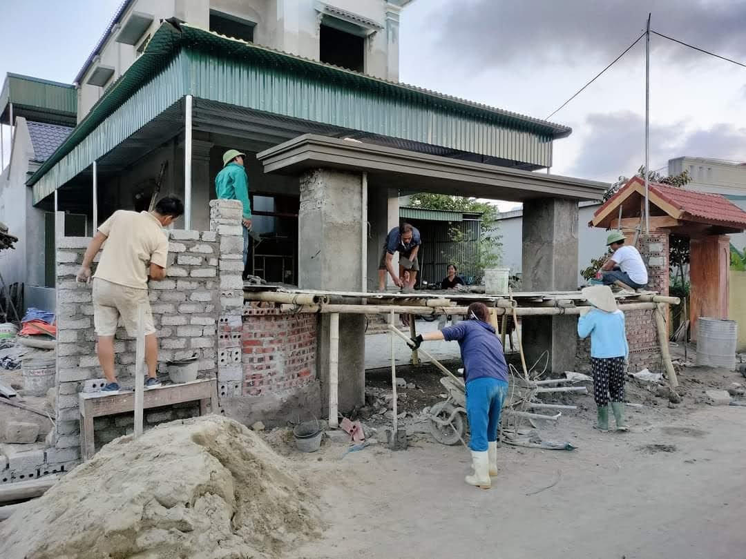 Nhóm thợ xây đã kịp thời phát hiện và cứu sống 3 cháu nhỏ