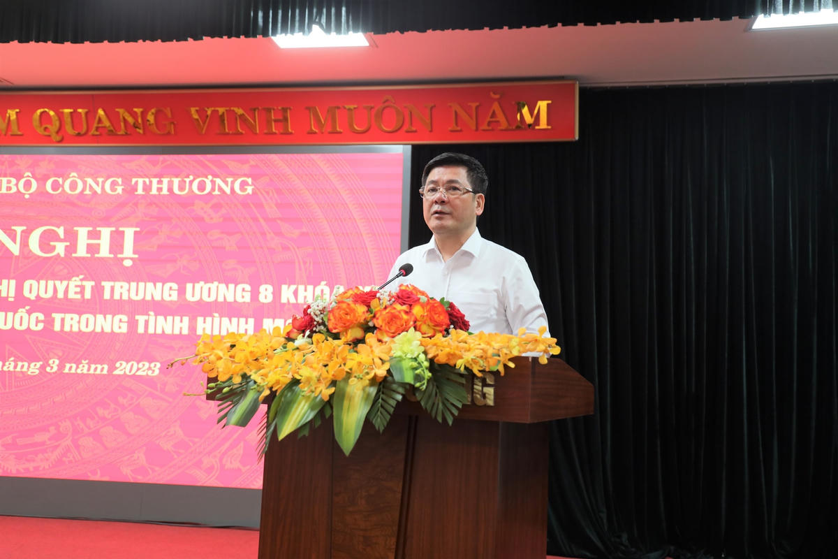 Bộ trưởng Bộ Công Thương báo cáo tại hội nghị