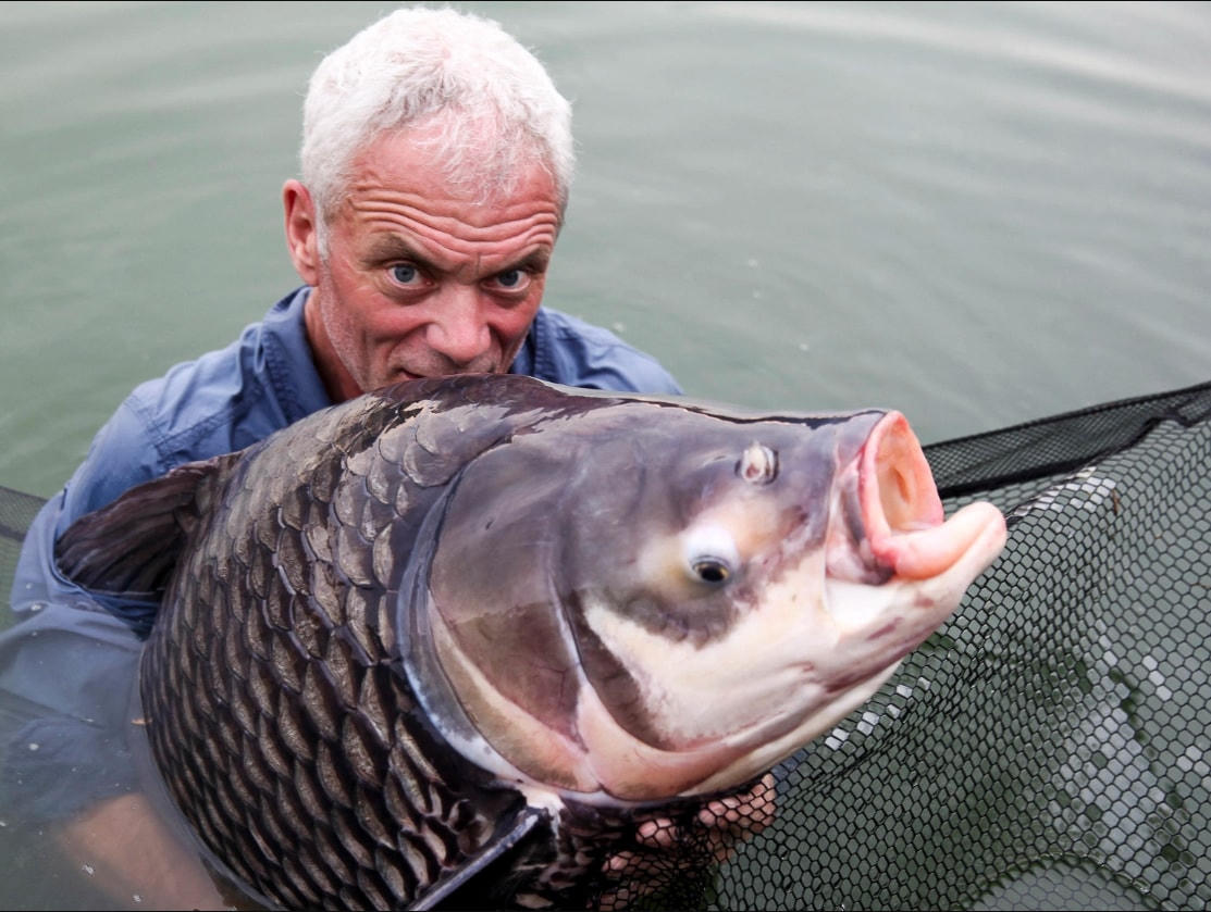 Con cá hô khổng lồ trong tay nhà sinh vật học người Anh Jeremy Wade.