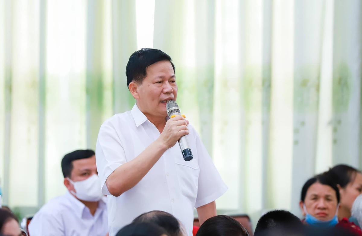 Cử tri Nguyễn Đức Dinh, phường Hưng Bình góp ý kiến về lĩnh vực quản lý chung cư, ô nhiễm khu công nghiệp, chế độ chính sách... trên địa bàn.