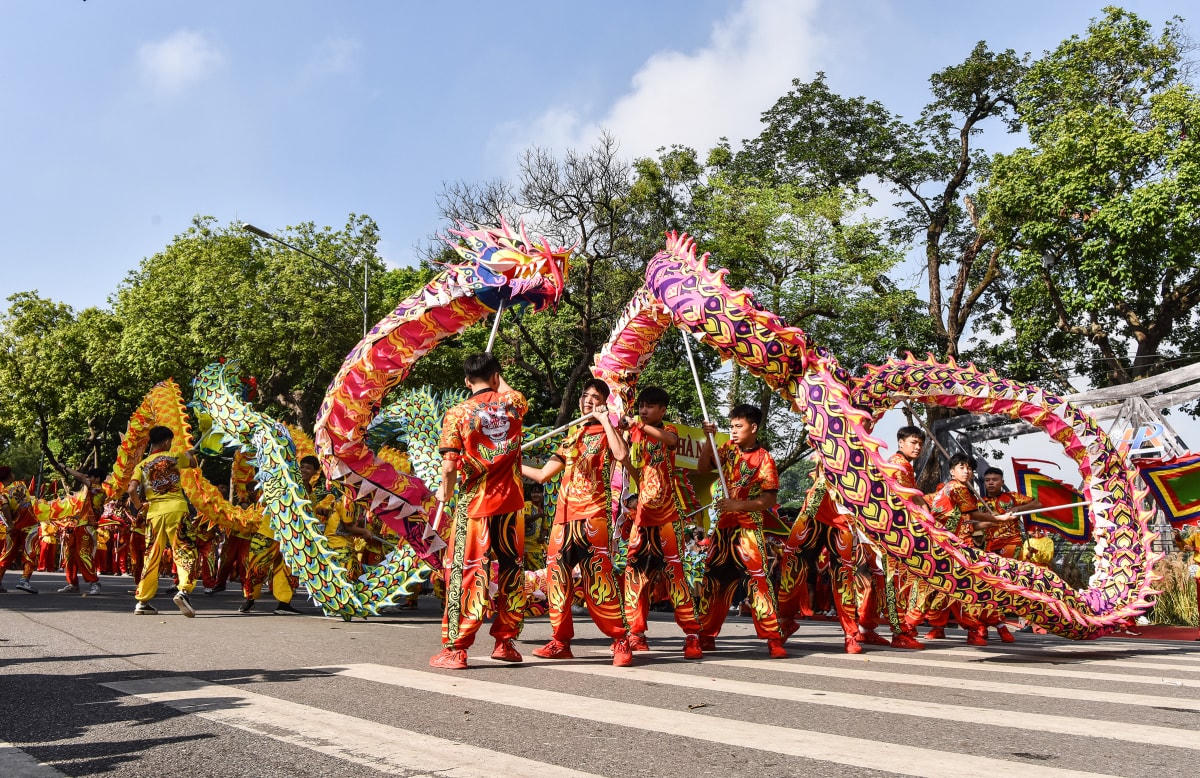 Múa lân - sư - rồng khai mạc Festival với chủ đề "Thu Hà Nội - Đến để yêu" diễn ra tại không gian phố đi bộ hồ Hoàn Kiếm ngày 1/10/2023.