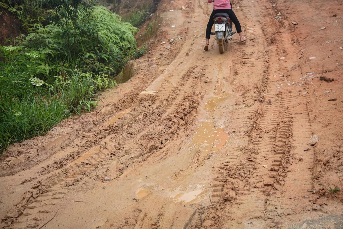 Vào mùa khô, việc đi lại của các cô giáo tương đối thuận lợi vì một số cung đường đã được trải bê tông. Nhưng vào những ngày có mưa, để vượt qua con đường này sẽ là một "cuộc chiến" của những nữ giáo viên nơi đây. Đường đi lên dốc cao và trơn không thể vừa dắt bộ vừa đi, cô cùng đồng nghiệp phải gửi xe ở nhà dân cách đấy 3 km để đi bộ đến trường. Có tiền sử bệnh thoái hoá đốt sống lưng, mỗi lần đi qua đoạn gập ghềnh sỏi đá lại là những lần cô cắn răng chịu đựng cơn đau. Chiếc xe máy của cô giáo luôn ở trong tình trạng lấm lem bùn đất.