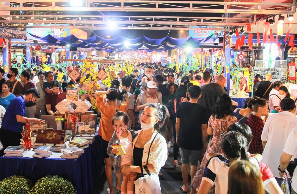 Rất đông người dân tham gia Hội Sách Quý Mão 2023.