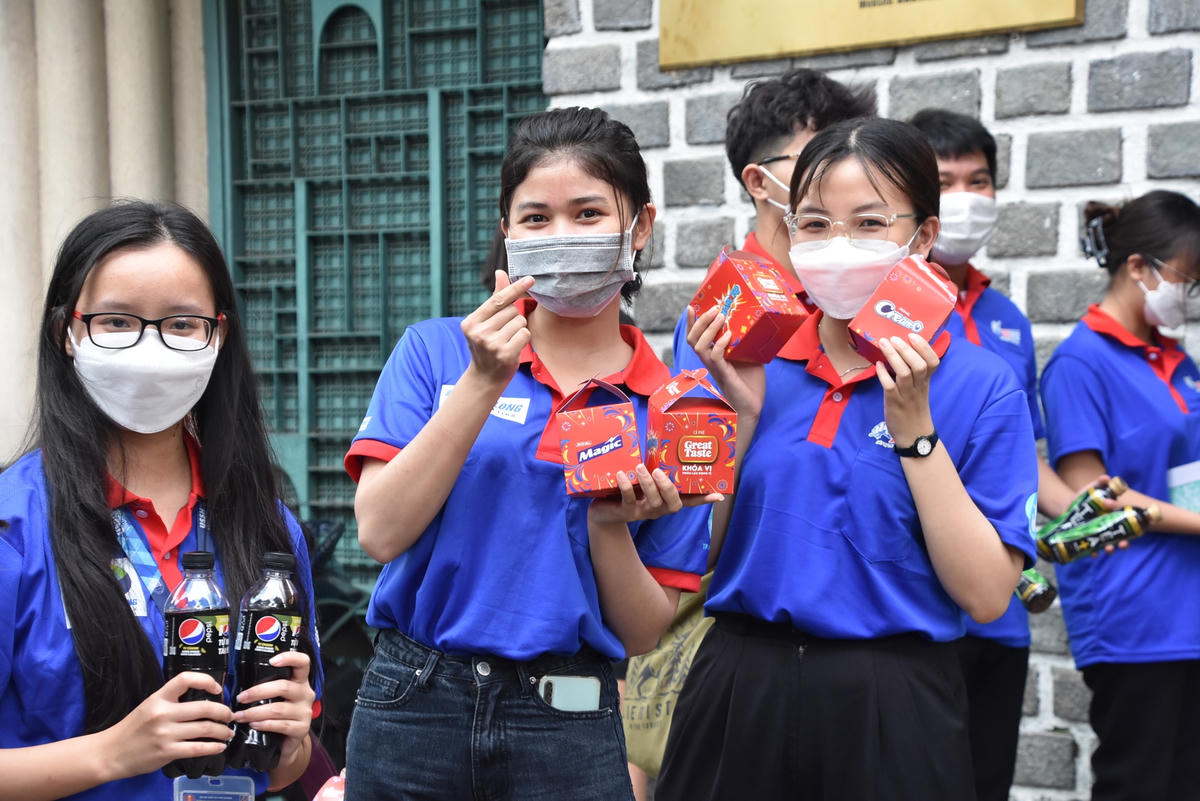 Các tình nguyện viên cũng hăng hái cổ vũ tinh thần thí sinh khi vừa bước ra khỏi khu vực thi.