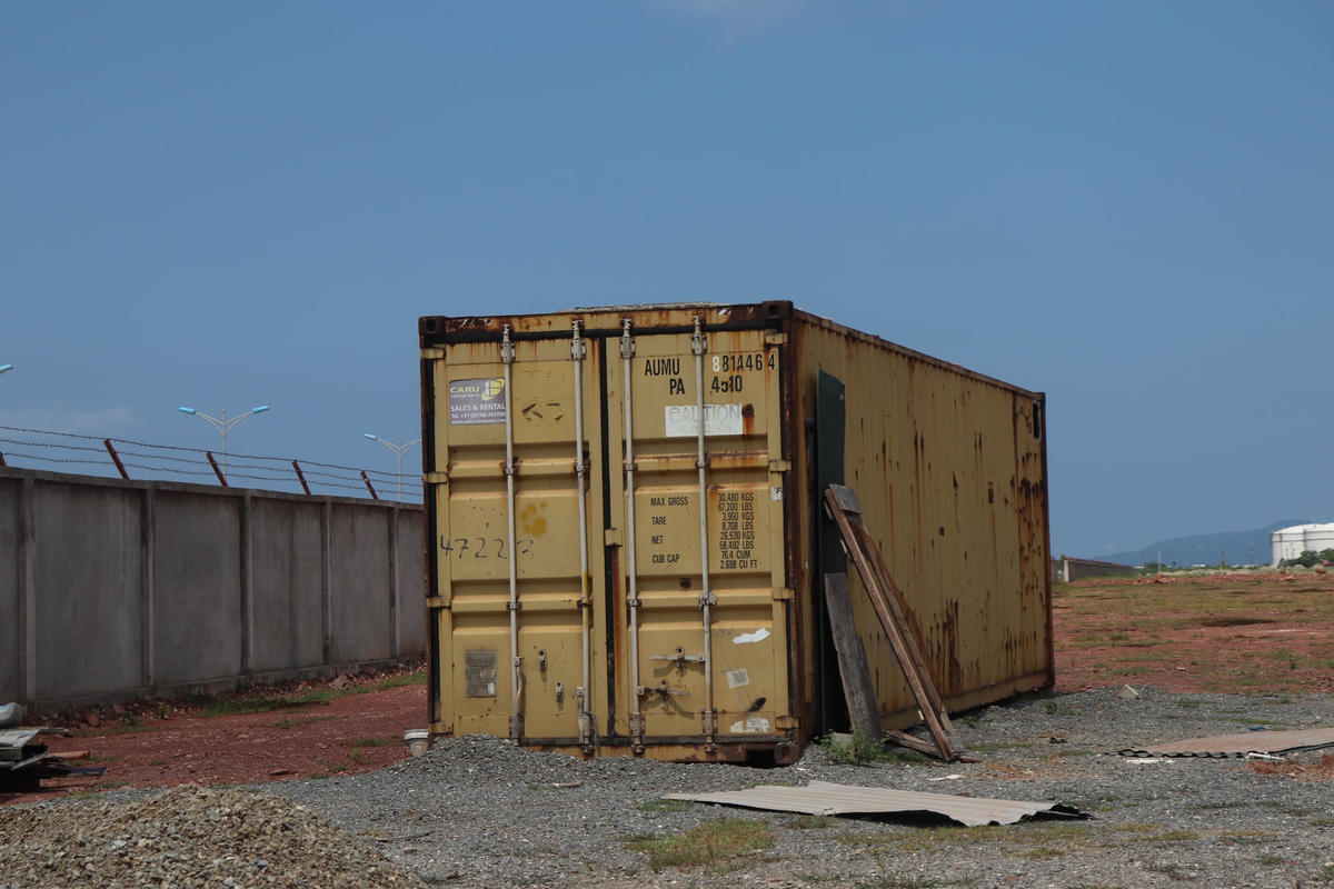 Thùng container bị bỏ lại suốt một thời gian dài.