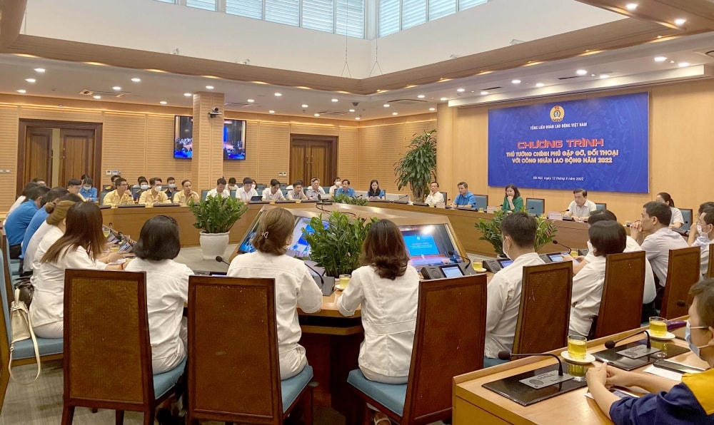 Công nhân lao động tại điểm cầu Hà Nội. 
