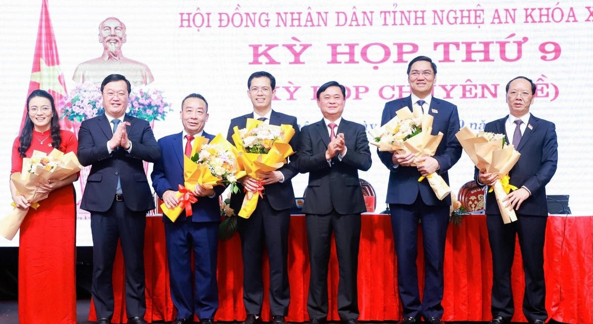 Lãnh đạo Tỉnh uỷ, UBND tỉnh Nghệ An chúc mừng các vị được bầu bổ sung chức danh Phó Chủ tịch UBND tỉnh và Uỷ viên UBND tỉnh Nghệ An.