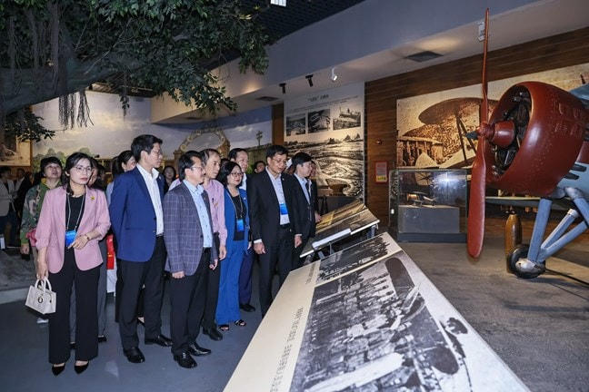 Đoàn đại biểu tham dự giao lưu hữu nghị của Việt Nam đã tới tham quan, khảo sát Bảo tàng Công nghiệp thành phố Liễu Châu. Ảnh: Quang Vinh.