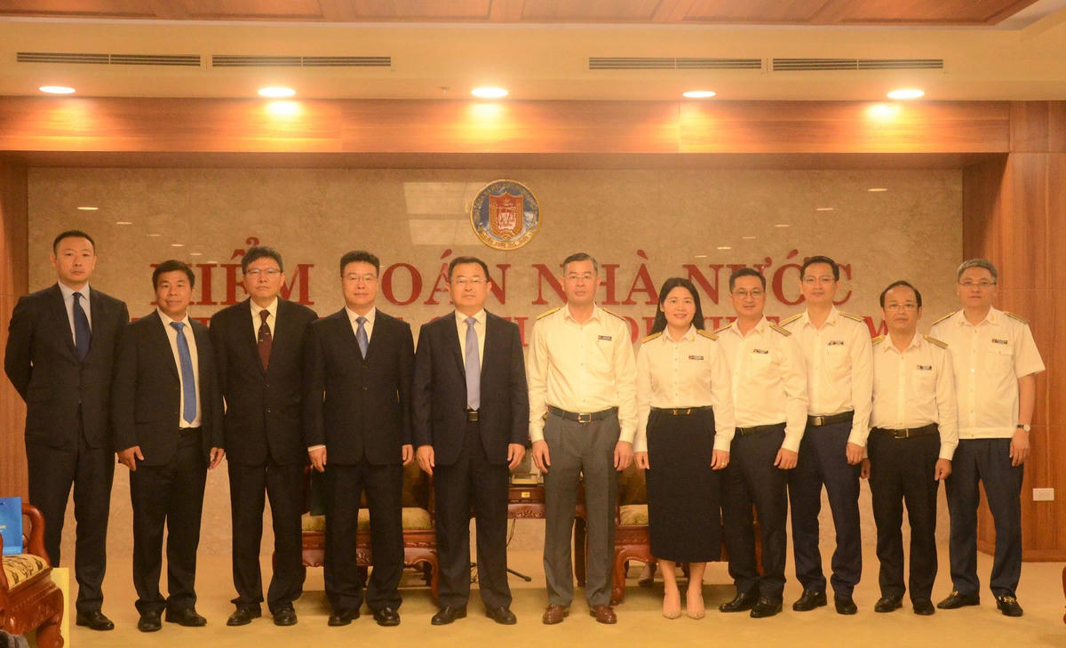 Tổng Kiểm toán nhà nước Ngô Văn Tuấn chụp ảnh lưu niệm cùng các đại biểu. Ảnh: TX