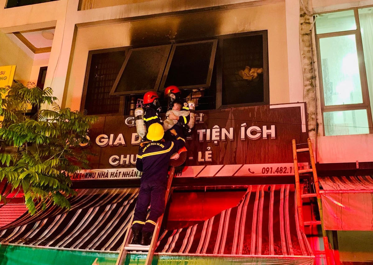 Lực lượng PCCC và CHCN đưa những thành viên được cứu sống ra bên ngoài.