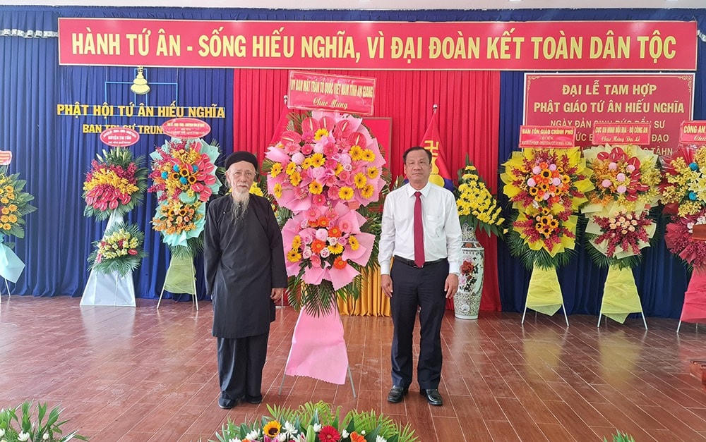 Ông Trương Hoàng Trọng tặng hoa chúc mừng Ban trị sự Trung ương Phật hội Tứ Ân Hiếu Nghĩa.
