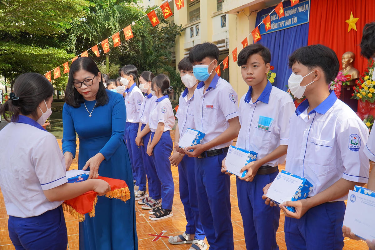 Bà Bố Thị Xuân Linh, Chủ tịch Ủy ban MTTQ tỉnh Bình Thuận, trao học bổng cho học sinh nghèo hiếu học.