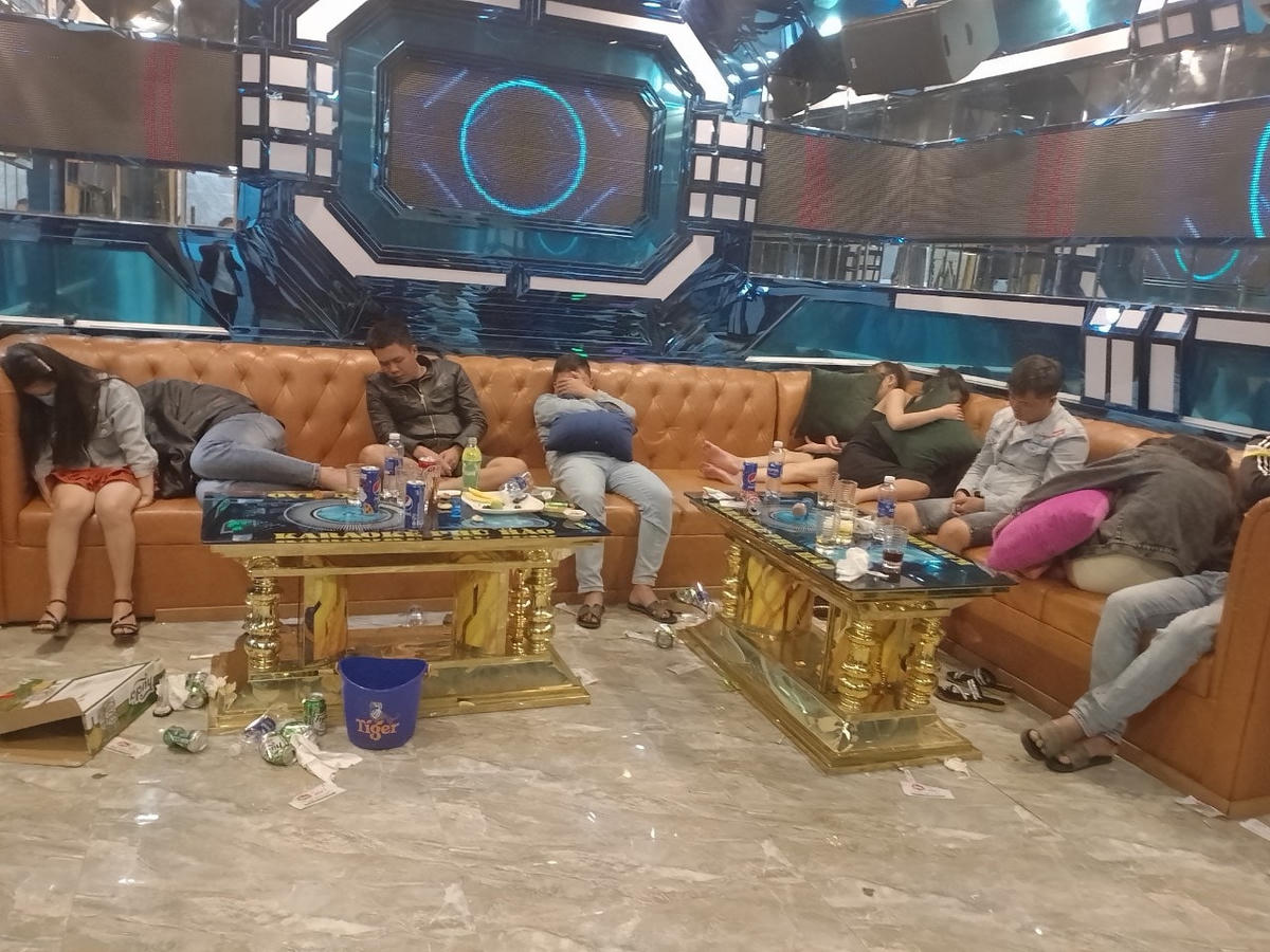 Nam thanh, nữ tú sử dụng ma túy trong quán karaoke.