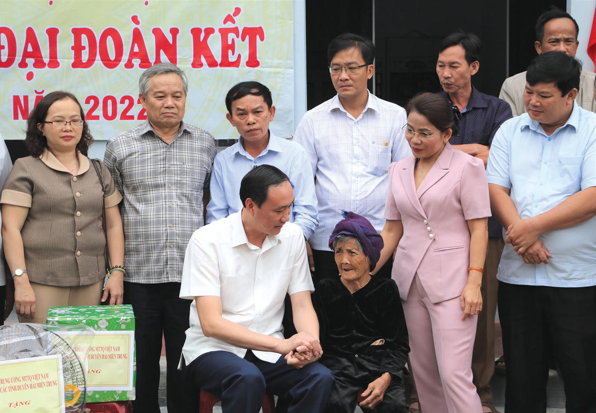 Phó Chủ tịch UBTƯ MTTQ Việt Nam Phùng Khánh Tài chia sẻ niềm vui với bà Lê Thị Trà, là hộ nghèo ở thôn Huỳnh Mai, xã Phước Nghĩa, huyện Tuy Phước, tỉnh Bình Định được trao nhà đại đoàn kết.  