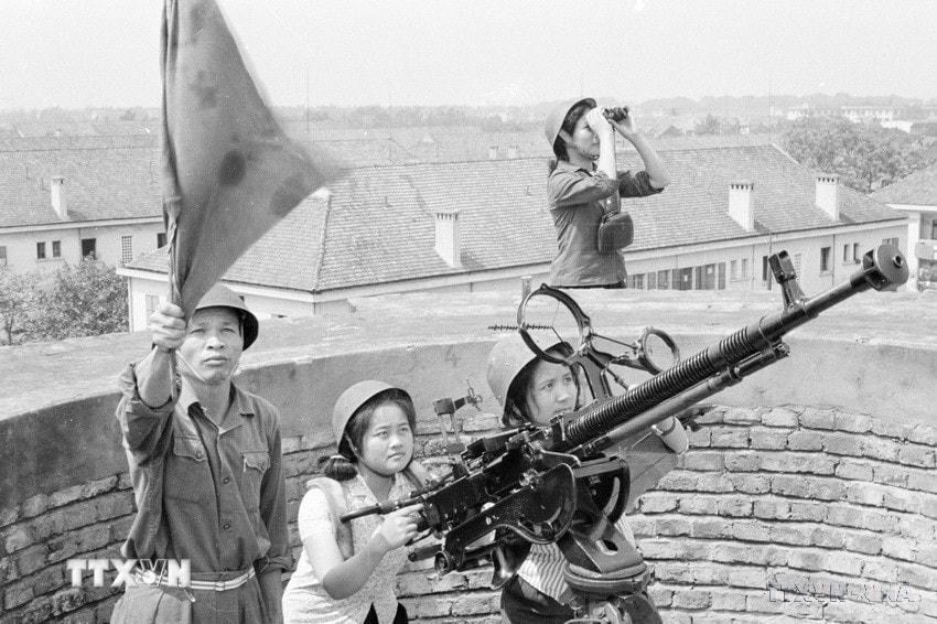 Tự vệ nhà máy dệt kim Đông Xuân ra sức rèn luyện kỹ thuật chiến đấu, góp phần cùng quân dân Thủ đô bắn rơi 5 máy bay Mỹ trong ngày 16/4/1972. (Ảnh: Trần Phác/TTXVN)