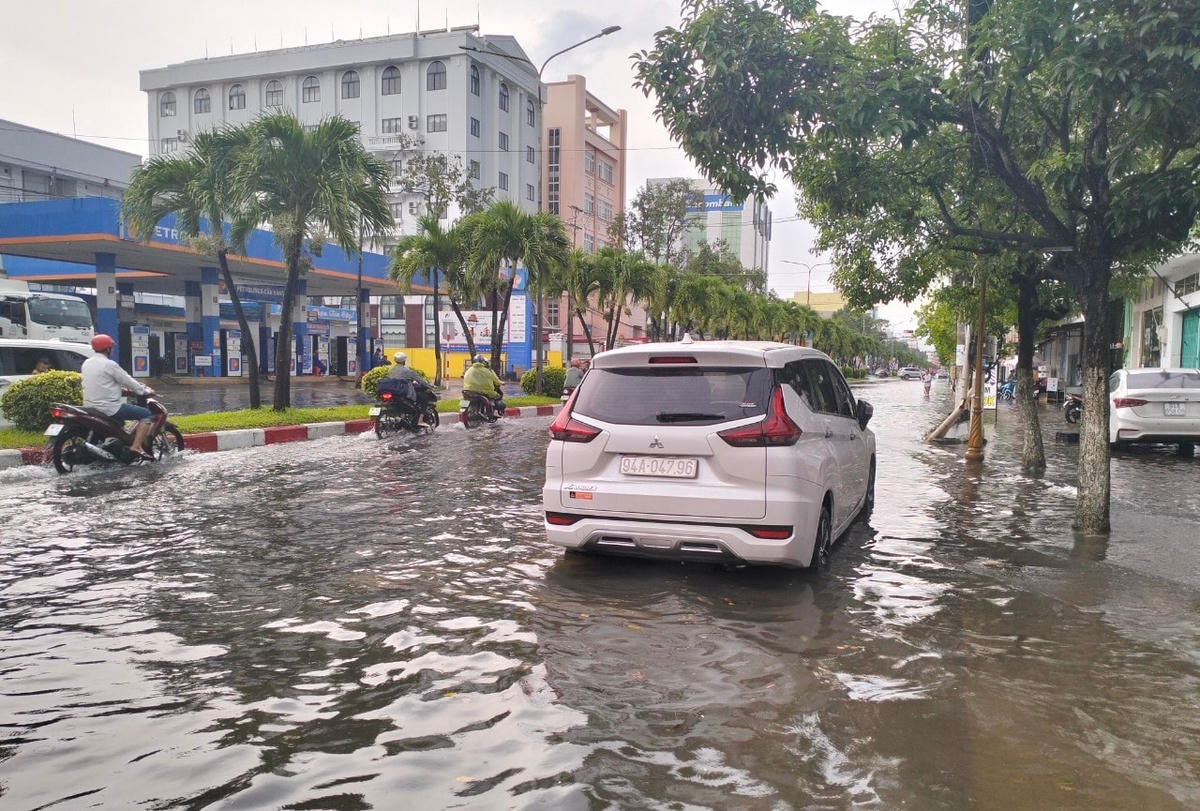 Nước ngập tại đường Trần Phú khiến các phương tiện giao thông đi lại khó khăn.