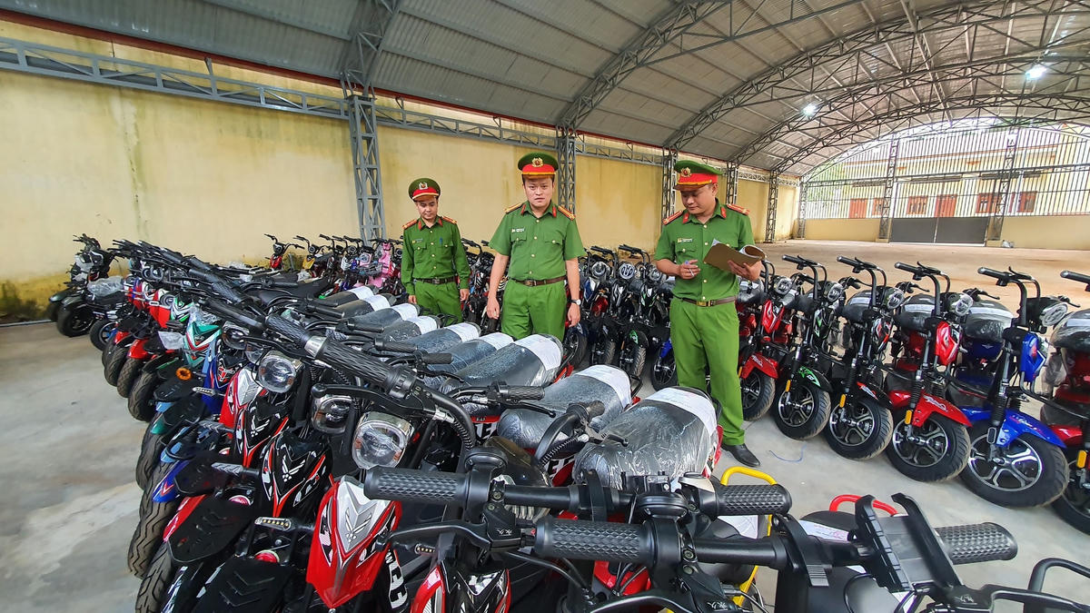 Công an huyện Cư Mgar phát hiện 4 cửa hàng kinh doanh hơn 100 chiếc xe điện không rõ nguồn gốc.