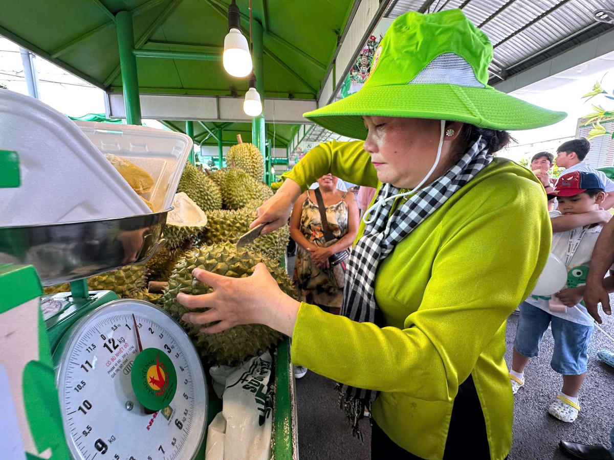 Sầu riêng chỉ có giá 60.000 đồng/kg. Ảnh: T.H