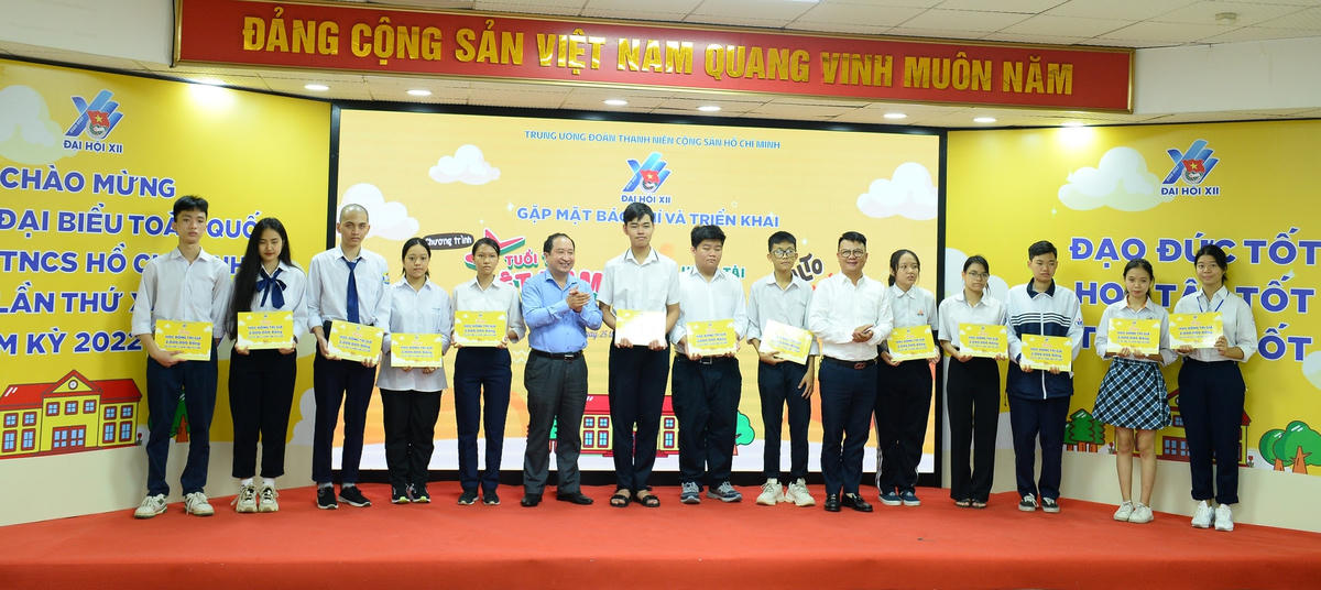 Ban tổ chức trao học bổng cho học sinh khó khăn tại buổi phát động chương trình.