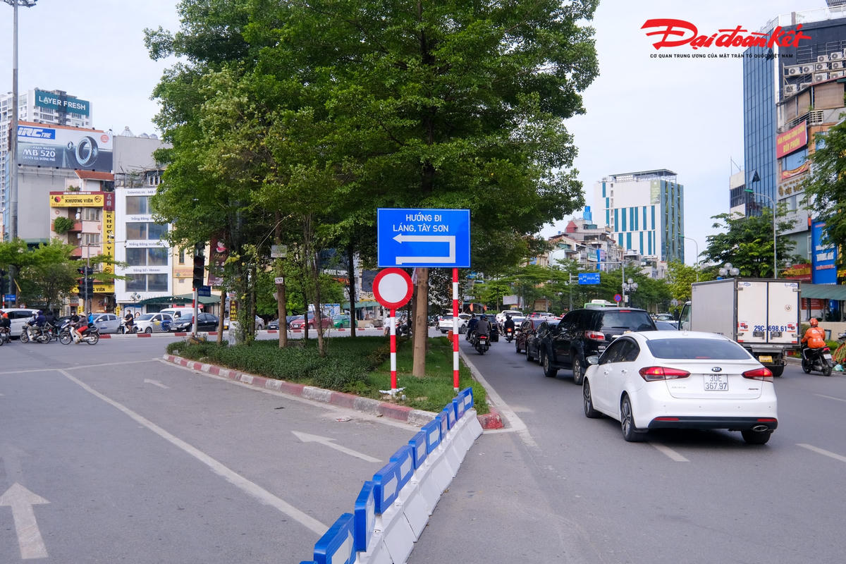 Sở GTVT Hà Nội vừa tổ chức lại nút giao Ngã Tư Sở. Theo đó, Sở GTVT Hà Nội cấm các phương tiện đi thẳng, rẽ trái dưới gầm cầu Ngã Tư Sở theo hướng Nguyễn Trãi đi Tây Sơn, đường Láng. Các phương tiện sẽ phải rẽ phải ở Trường Chinh sau đó quay đầu ở điểm mở cách Ngã Tư Sở 700 m và rẽ phải đi Tây Sơn hoặc đi thẳng để sang đường Láng.
