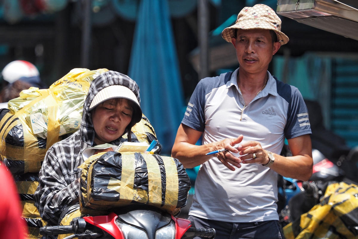 Hầu hết, để tránh nắng nóng khi làm việc người dân đều ăn mặc kín mít.