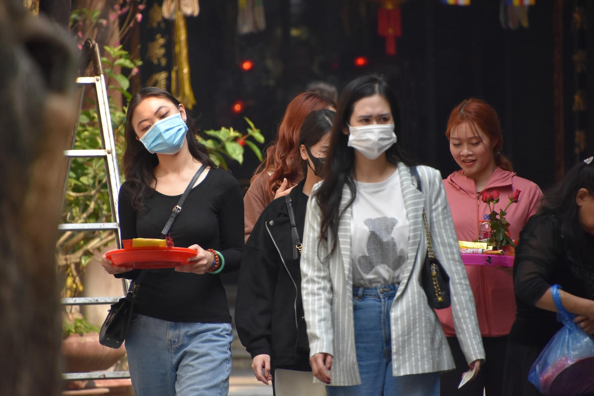 [ẢNH] Giới trẻ Hà Nội tấp nập cầu duyên trước ngày lễ tình nhân 14-2