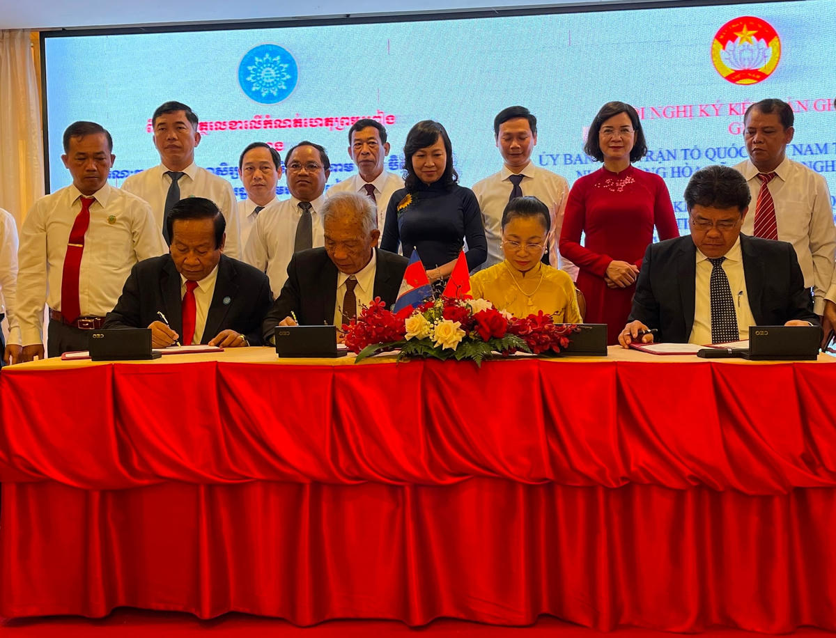 Đại diện lãnh đạo Ủy ban MTTQ Việt Nam tỉnh Bình Phước và Mặt trận đoàn kết phát triển Tổ quốc Campuchia các tỉnh Kratie, Mondulkiri và tỉnh Tboung Khmum ký kết ghi nhớ. 