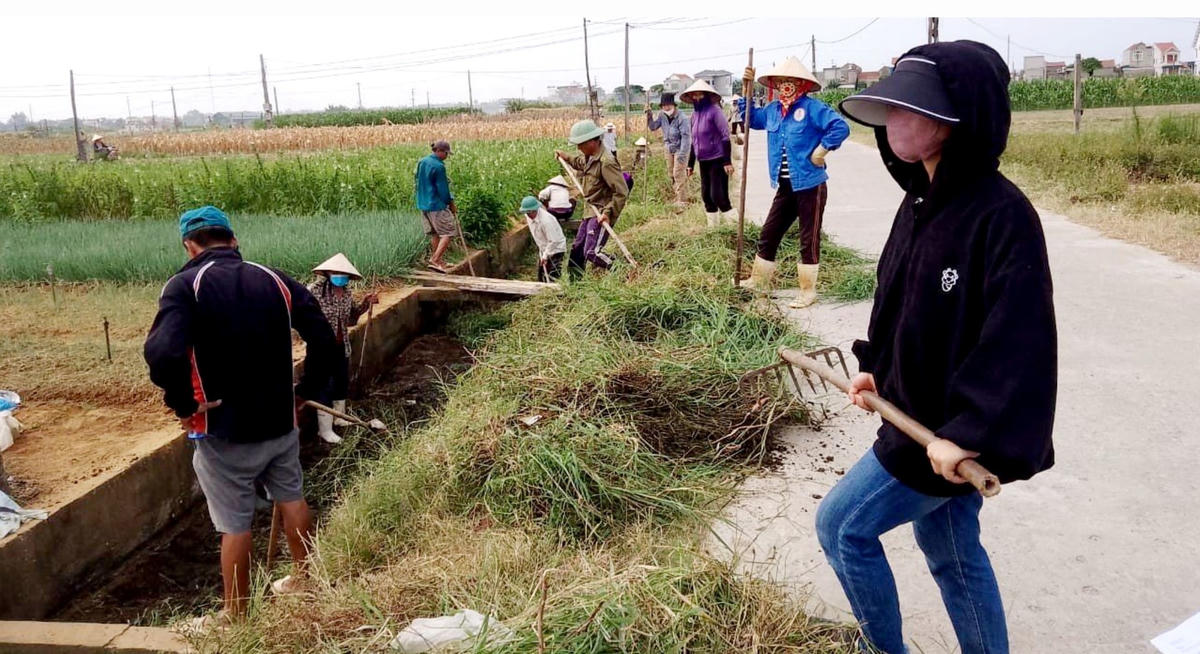 Người dân xã Quỳnh Bảng, huyện Quỳnh Lưu thực hiện phong trào “Ngày thứ 7 vì nông thôn mới”.