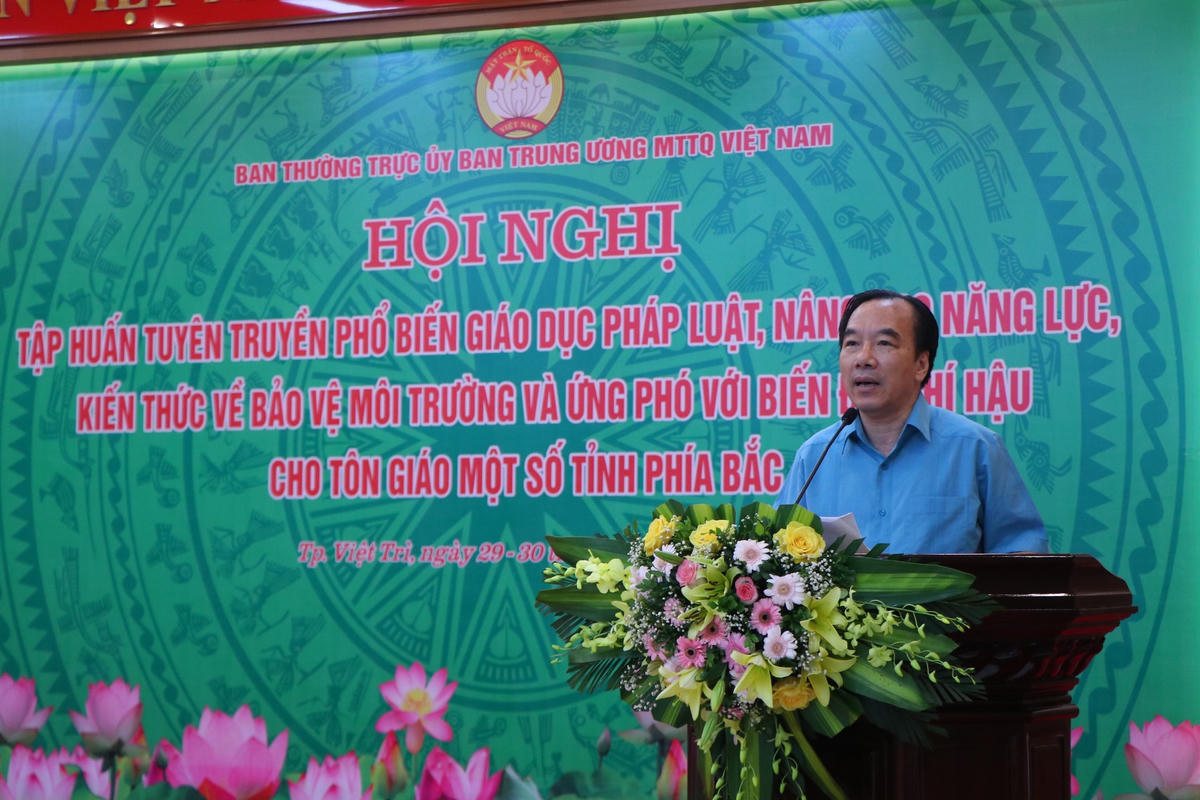 Phó Chủ tịch UBTƯ MTTQ Việt Nam Ngô Sách Thực phát biểu tại Hội nghị