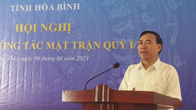 Ông Bùi Tiến Lực - Chủ tịch Ủy ban MTTQ Việt Nam tỉnh Hòa Bình phát biểu tại Hội nghị.  