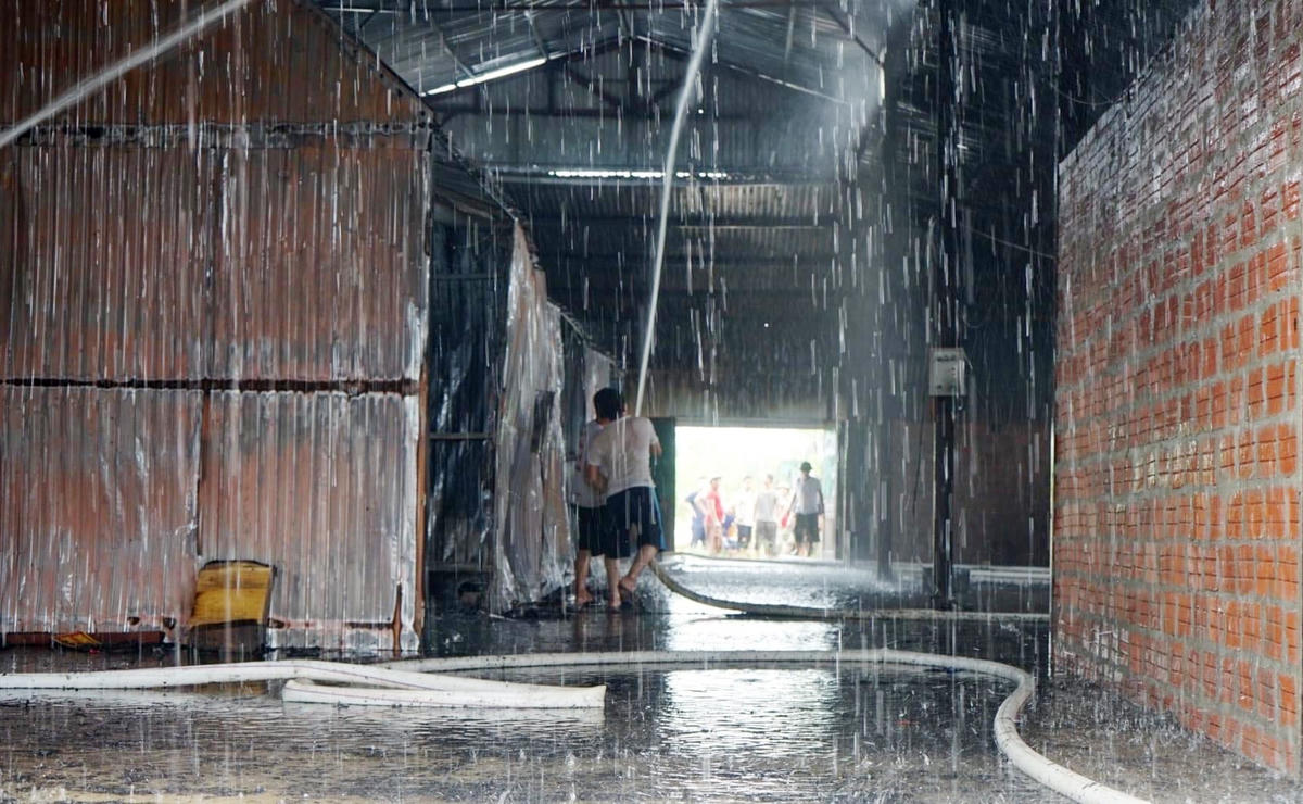 [ẢNH] Hiện trường vụ cháy xưởng sơn trong cụm công nghiệp ở Hà Tĩnh