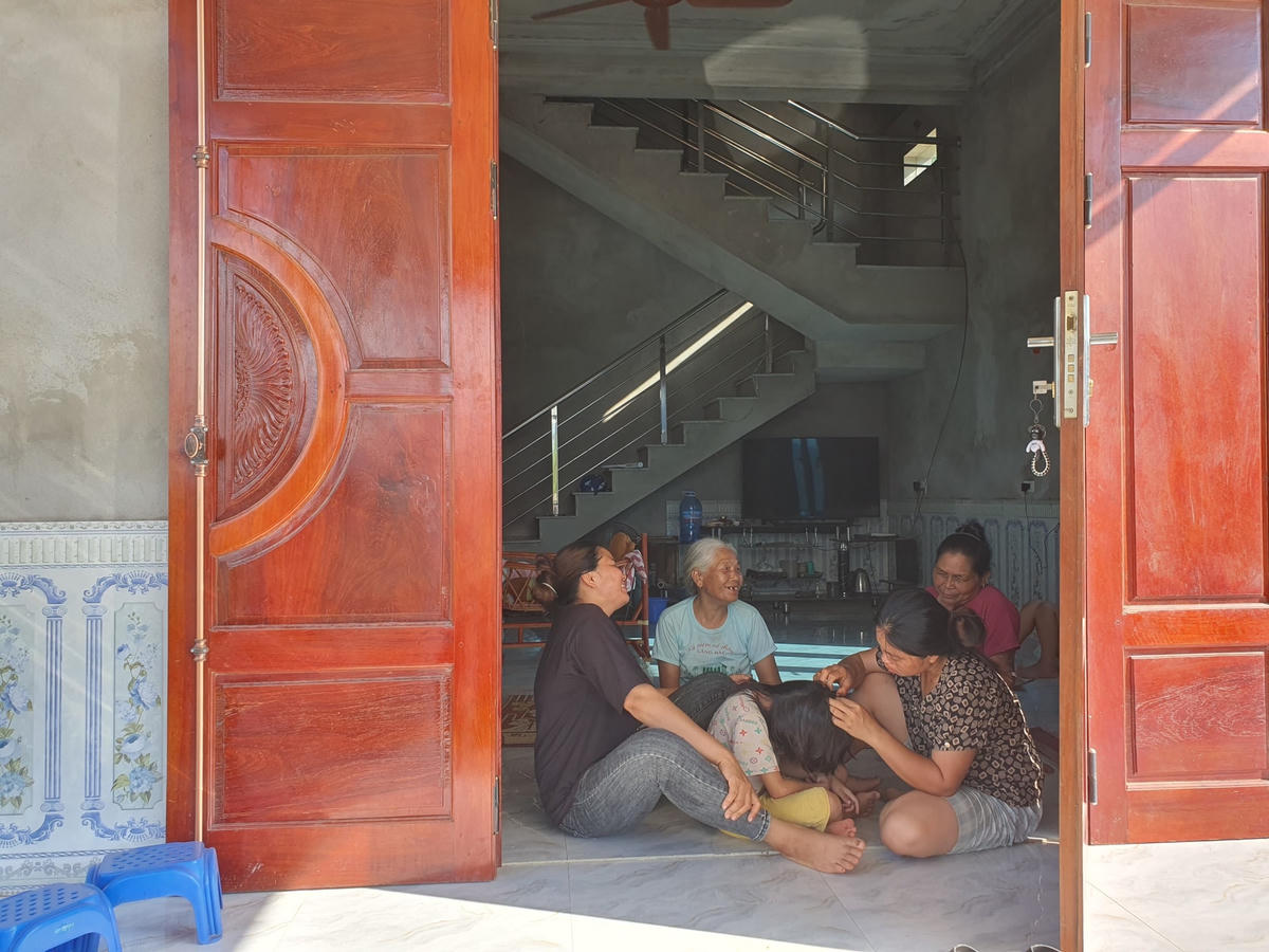 Do không có việc làm, lại không còn đất để cày cấy, trồng trọt nên nhiều người dân khu TĐC xóm Nhụn chỉ biết ngồi nhà trò chuyện cùng nhau.
