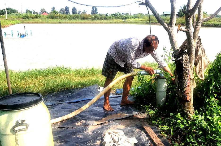 Nhiều hộ dân ở khóm Chòm Xoài, khóm Bờ Tây (phường Nhà Mát, TP Bạc Liêu, tỉnh Bạc Liêu) chịu cảnh “khát” nước sạch hàng chục năm qua.