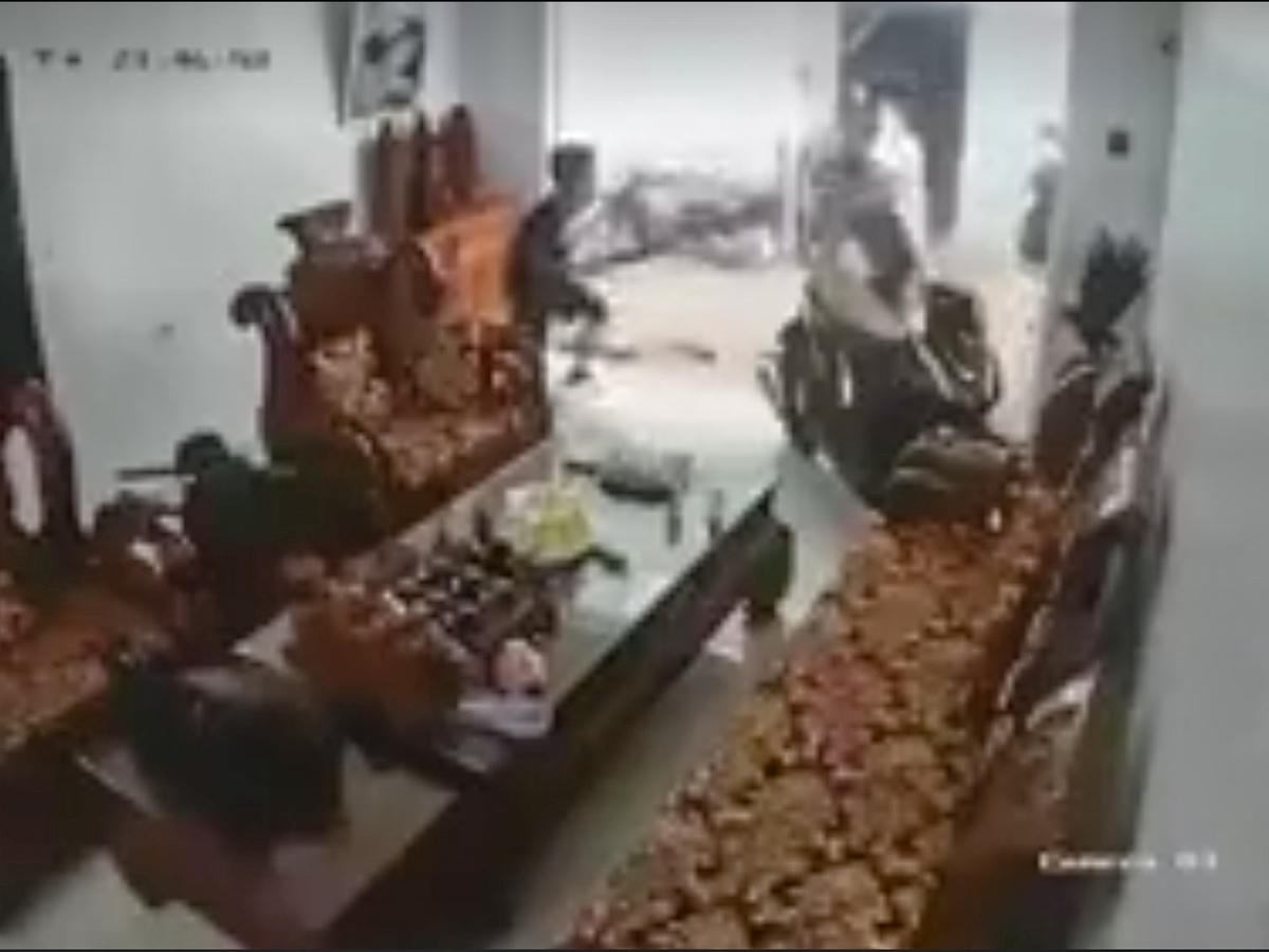 Hình ảnh vụ hỗn chiến trích xuất từ camera nhà dân.