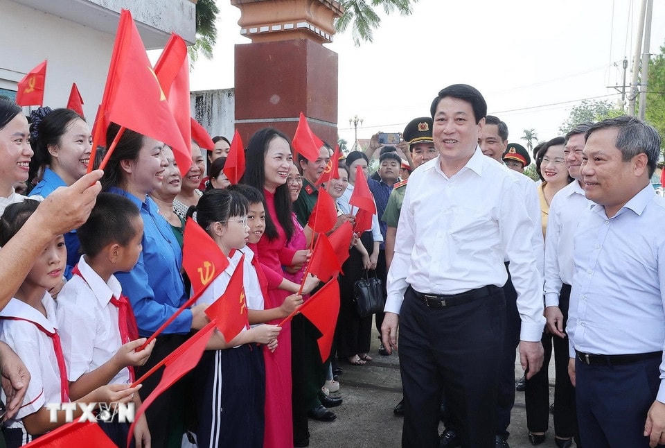 Chủ tịch nước Lương Cường với nhân dân thôn Quảng Chính 6, xã Quảng Hà, tỉnh Quảng Ninh. (Ảnh: Lâm Khánh/TTXVN)