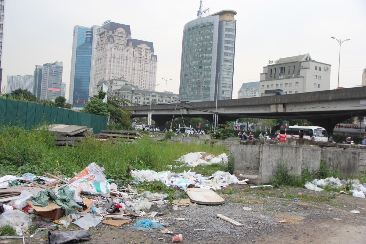 Rác thải bủa vây những con đường Khu đô thị mới Cầu Giấy 