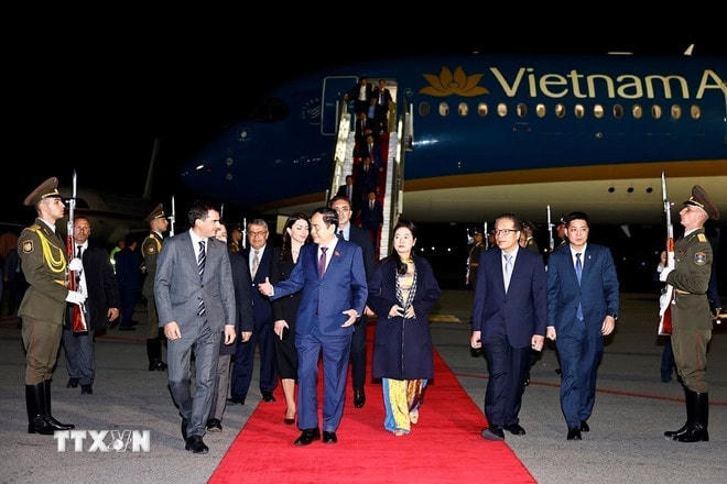 Lễ đón Chủ tịch Quốc hội Trần Thanh Mẫn và Phu nhân tại Sân bay quốc tế Zvartnots, Thủ đô Yerevan, Cộng hòa Armenia. (Ảnh: Doãn Tấn/TTXVN) ttxvn-chu-tich-quoc-hoi-den-yerevan-bat-dau-tham-chinh-thuc-armenia-0204-2.jpg