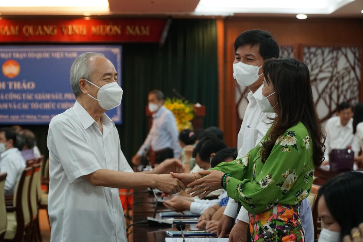 Ông Huỳnh Đảm, nguyên Chủ tịch UBTƯ MTTQ Việt Nam chia sẻ với đại biểu MTTQ địa phương đến tham dự hội thảo vào sáng 12/5. Ảnh: Tam Nguyên.
