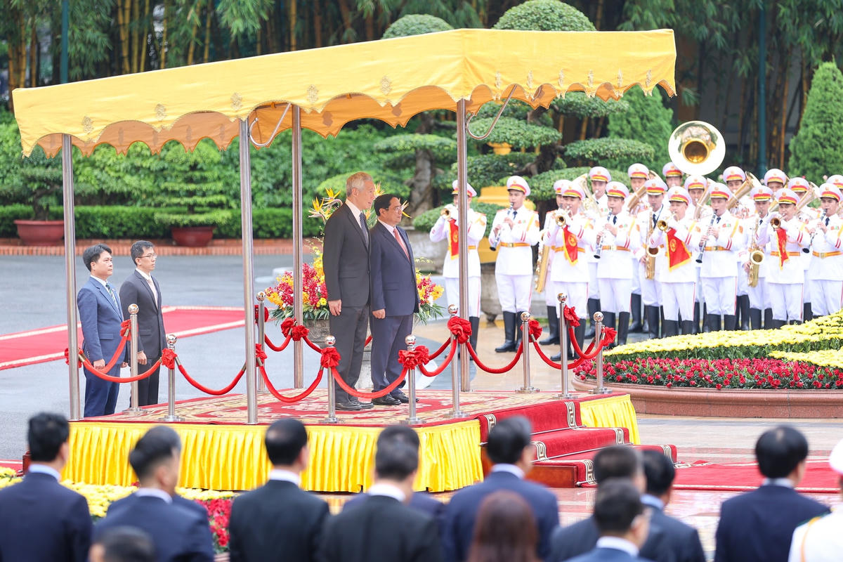 Thủ tướng Phạm Minh Chính chủ trì lễ đón trọng thể Thủ tướng Singapore Lý Hiển Long. Ảnh: VGP/Nhật Bắc.