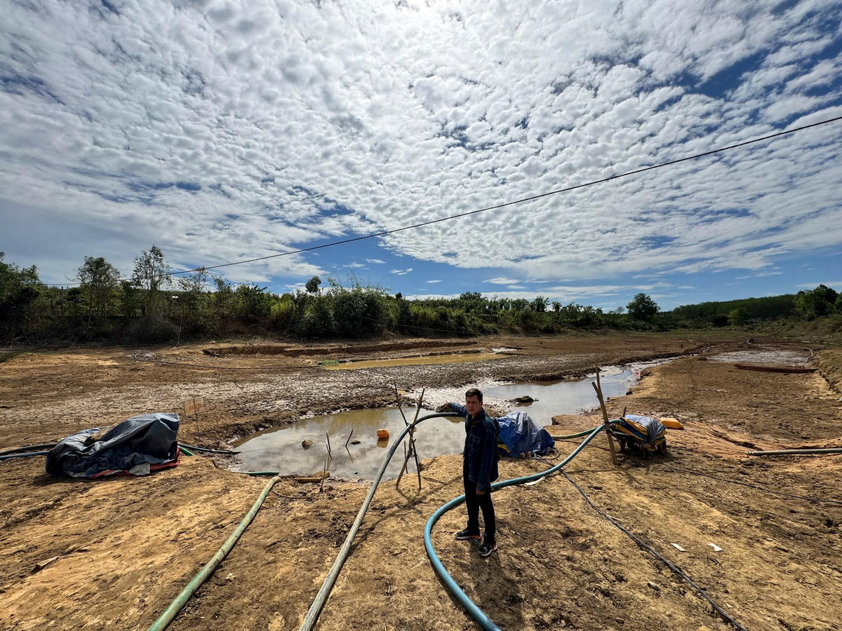 Phóng viên Báo Dân Việt ghi nhận thực tế tại hồ thủy lợi Tà Kang, cạn trơ đáy, chỉ còn vài vũng nước nhỏ với nhiều máy bơm nước vây quanh.