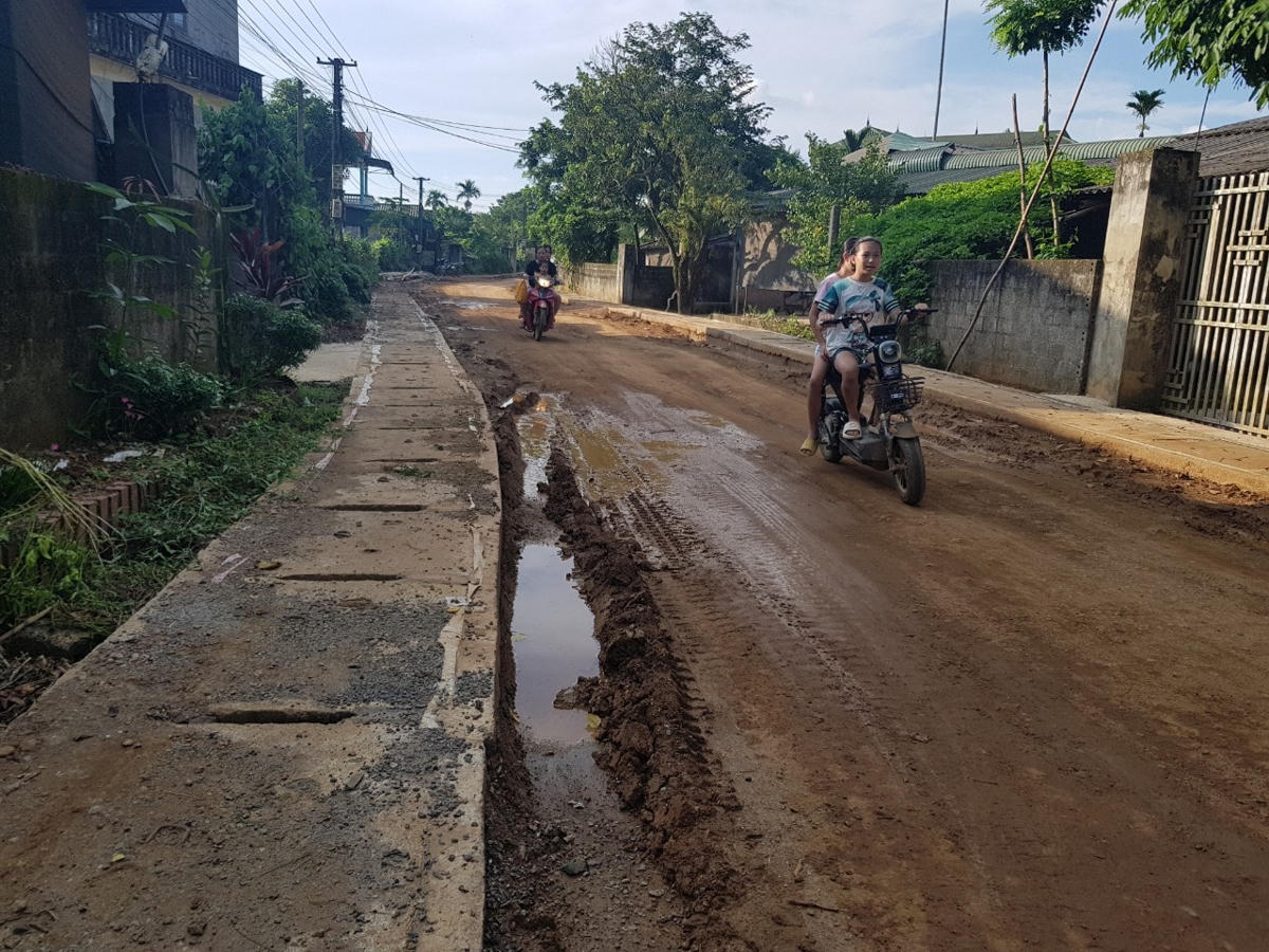 Công trình chậm tiến độ, ảnh hưởng đến người tham gia giao thông.