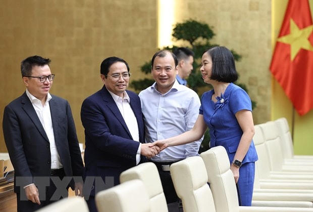 Thủ tướng Phạm Minh Chính với lãnh đạo các cơ quan báo chí nhân Ngày Báo chí cách mạng Việt Nam. (Ảnh: Dương Giang/TTXVN).